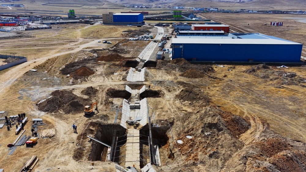 Буянт-Ухаа олон улсын нисэх буудлын үерийн хамгаалалтын далан дээгүүр ШШЕГ руу нэвтрэх гүүрэн байгууламж барьж байна