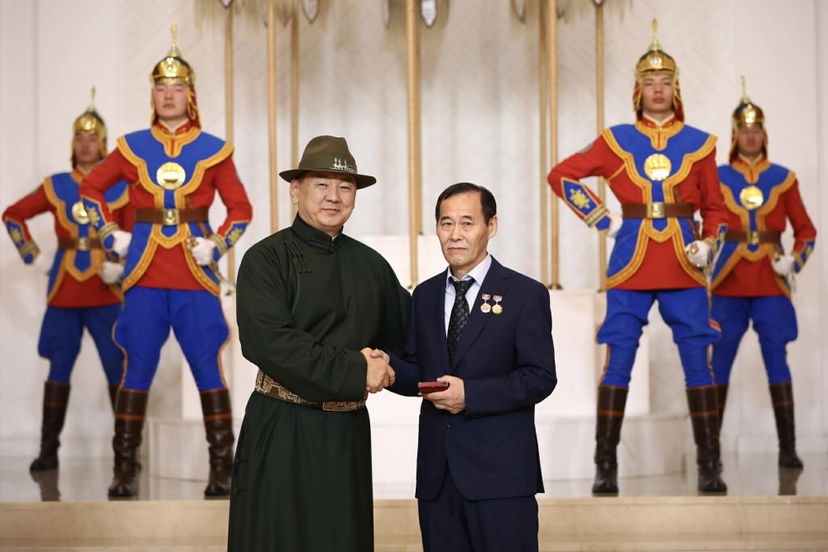 Ванданжавын Адъяасүрэнд Ардын багш цол хүртээлээ