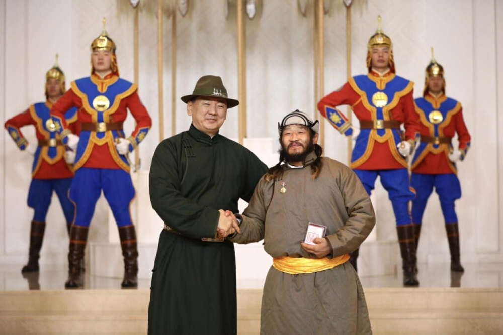 Б.Энх-Оргил: Ээжийнхээ урлаж өгсөн дээлийг өмсөөд шагнал авч байгаадаа баяртай байна