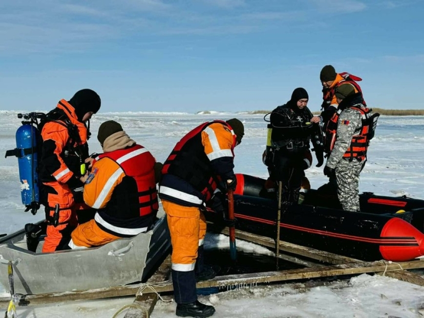 “Буйр” нуурт живсэн тээврийн хэрэгслийг зургаан метрийн гүнээс татан гаргажээ