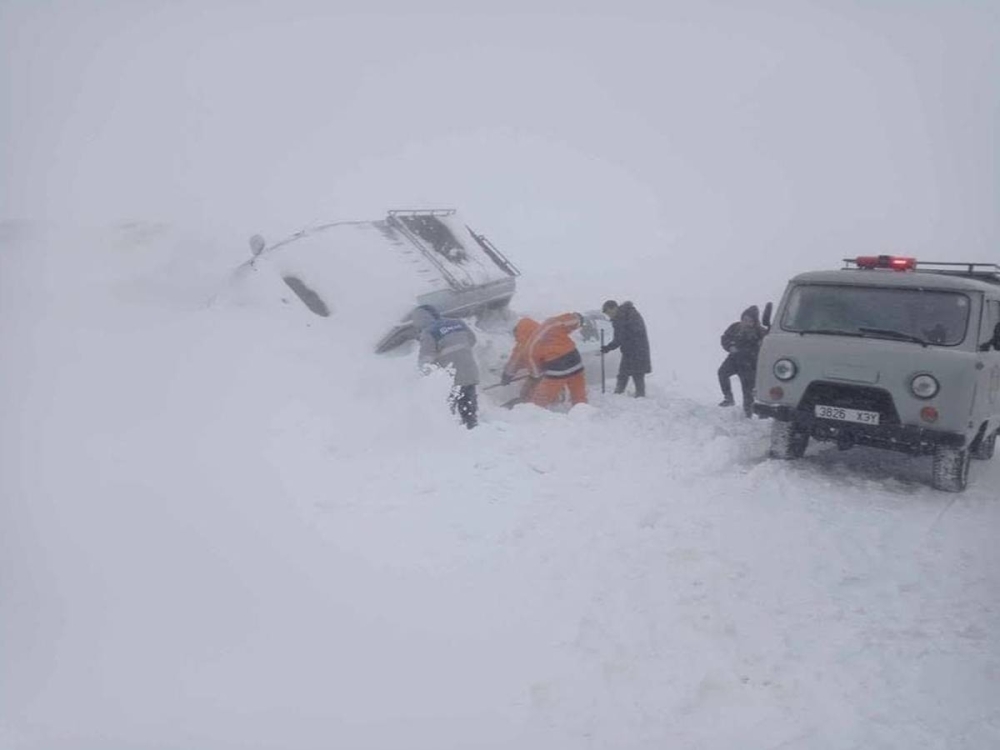 Цасанд сууж, шатахуунгүй болсон гурван автомашиныг татан гаргажээ
