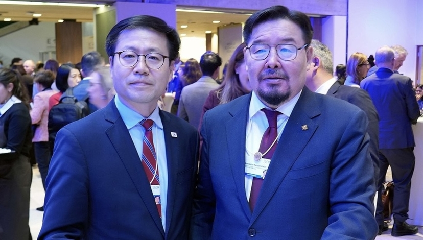 МОНГОЛ УЛСЫН ЕРӨНХИЙ САЙД Г.ЗАНДАНШАТАР БНСУ-ЫН ХУДАЛДААНЫ САЙД Ё ХАН ГҮ НАР ДАВОС ХОТНОО УУЛЗАВ