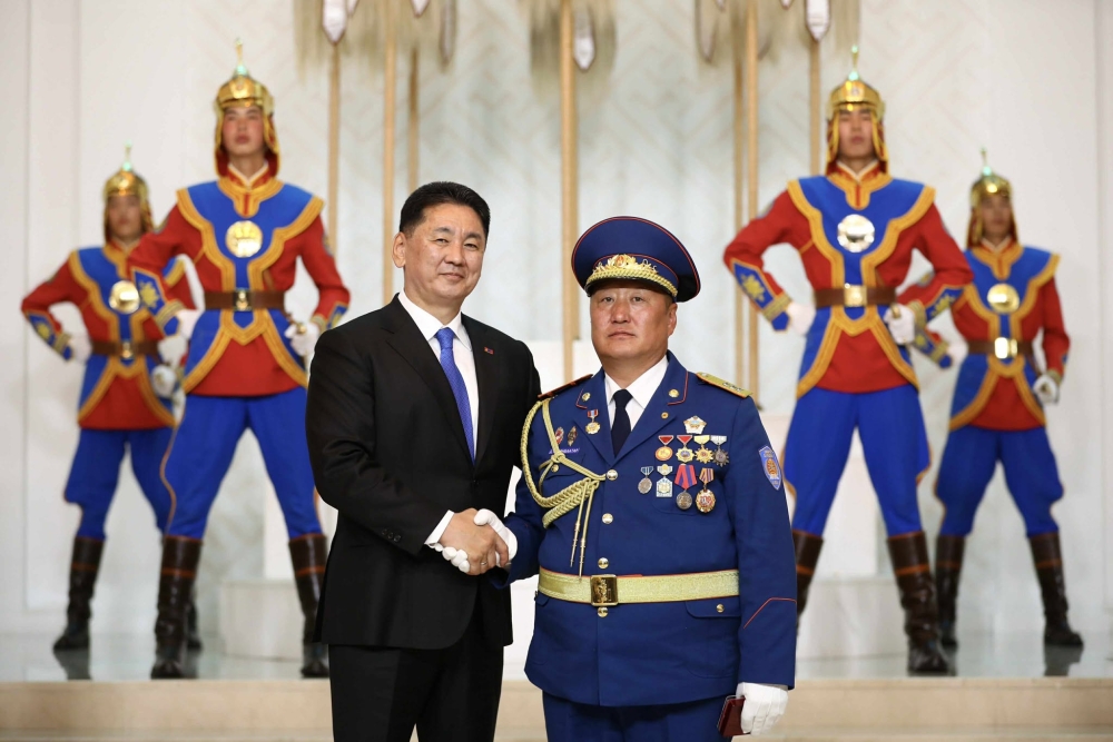 Монгол улсын ерөнхийлөгч төрийн дээд цол, одон, медаль гардууллаа