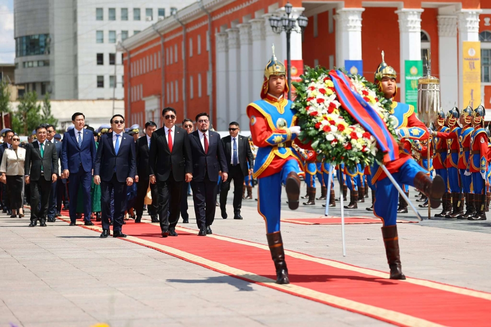 Д.Сүхбаатарын хөшөөнд цэцэг өргөж, Их хааны хөшөөнд хүндэтгэл үзүүлэв