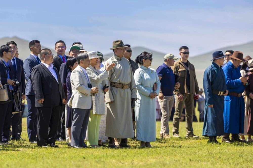 Япон улсын Цог Жавхлант Эзэн Хаан Нарүхито  хурдан соёолонгийн уралдаан үзэж сонирхлоо