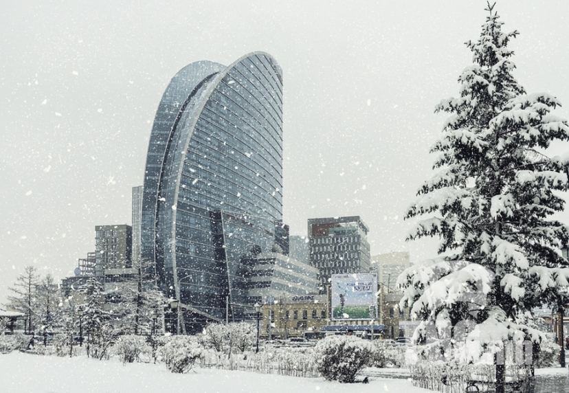 Улаанбаатарт цас орж, цасан шуурга шуурна