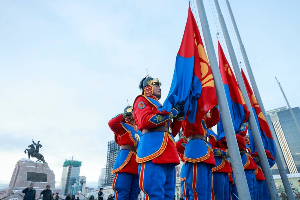 Монгол Улсын Төрийн далбааг мандуулах ёслол боллоо