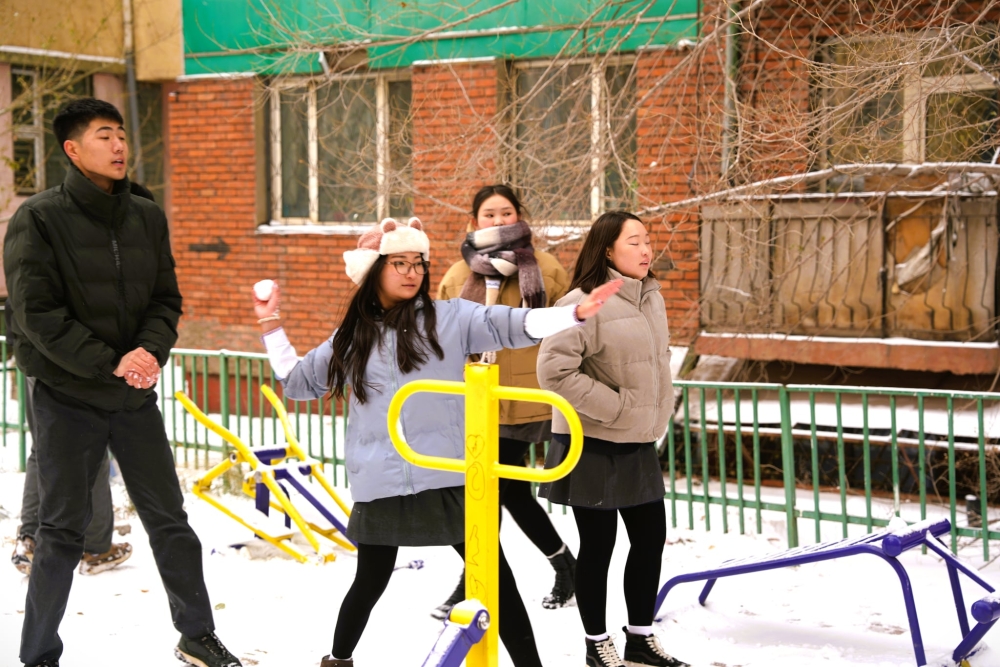 Хайр дүүрэн цастай өдөр