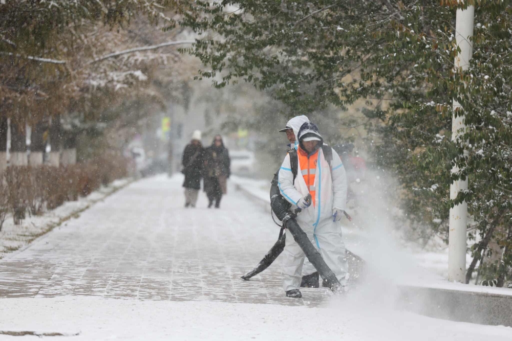 Б.Нарантуяа: Халтиргаа гулгаанаас сэргийлж, 4 тонн давсыг гудамж, зам талбайд цацаад байна