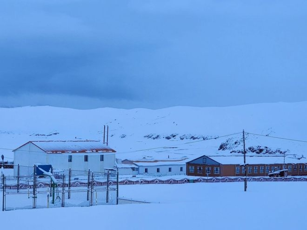 Завхан аймгийн Яруу суманд 25-30 см зузаан цас оржээ.