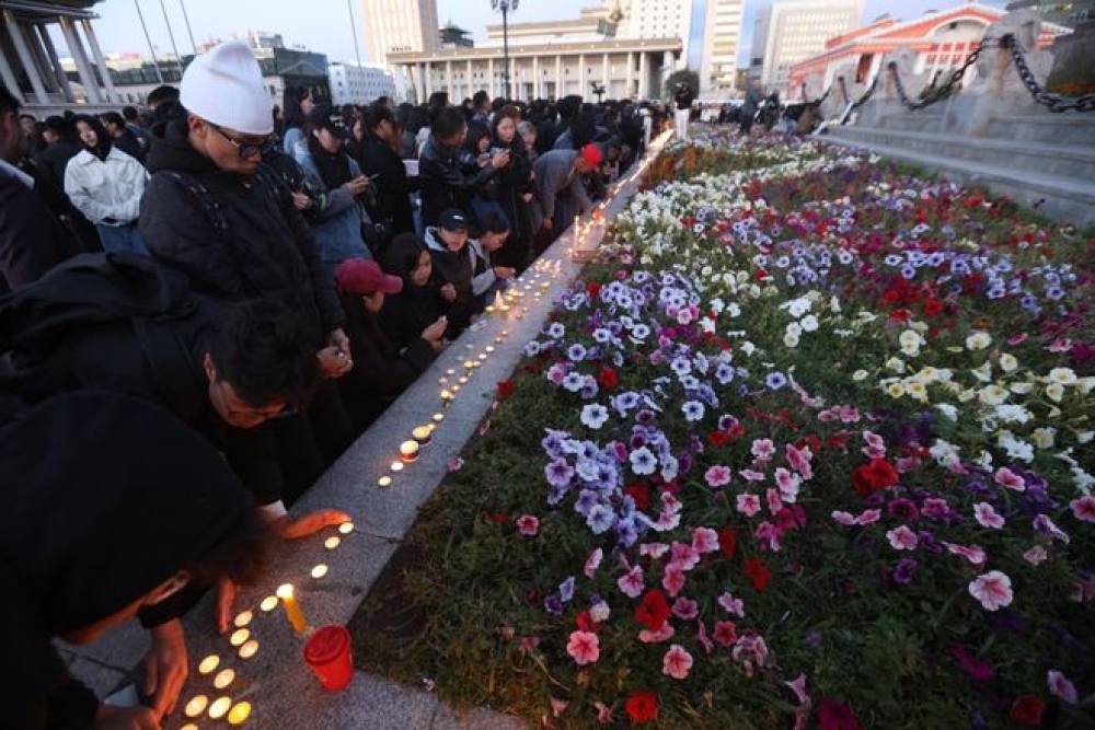 Бусдын гарт харамсалтайгаар амиа алдсан 16 настай охины гэгээн дурсгалд зул өргөлөө