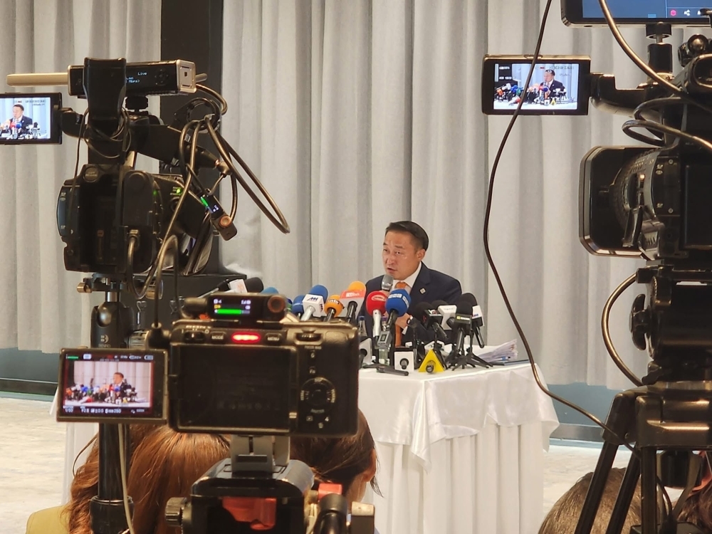 Д.Амарбаясгалан: МАН-ын даргын төлөөх зодоон Ард иргэдийн зовлон болох учиргүй.