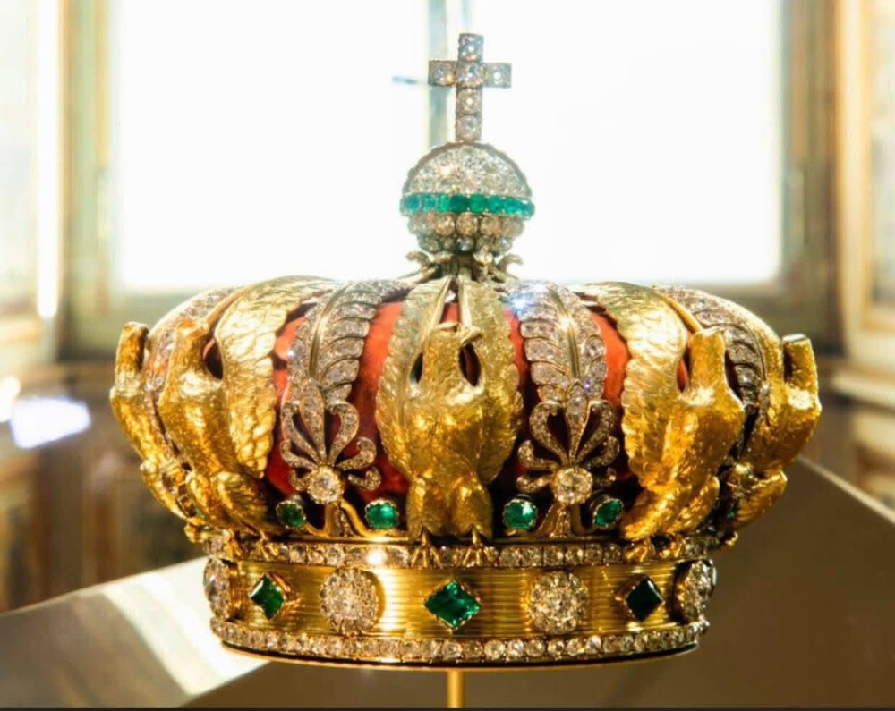 Луврын музейгээс Францын хатдын титэм, энгэрийн зүүлт зэрэг найман үнэт эдлэл алдагджээ