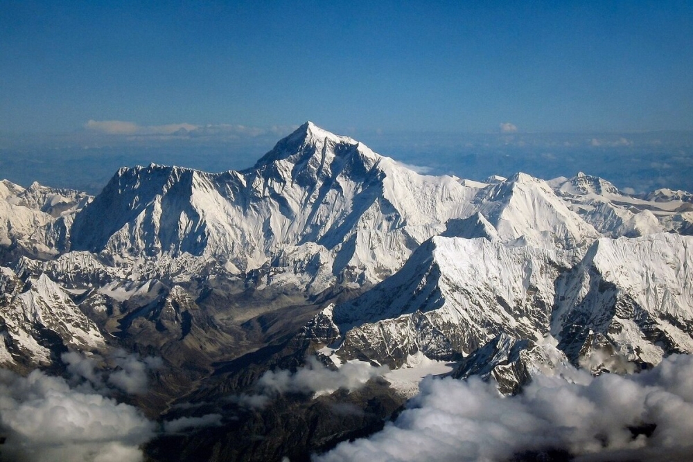 Дэлхийн дээвэр Эверстэд олон зуун ЖУУЛЧИД цасанд боогдоод байна
